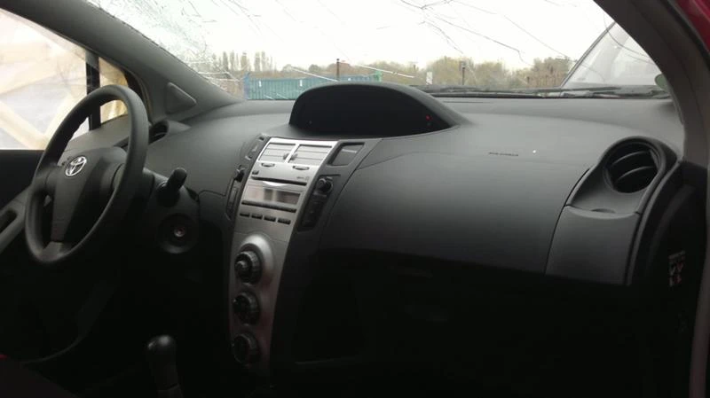 Toyota Yaris 1.0VVTI, снимка 5 - Автомобили и джипове - 33352615