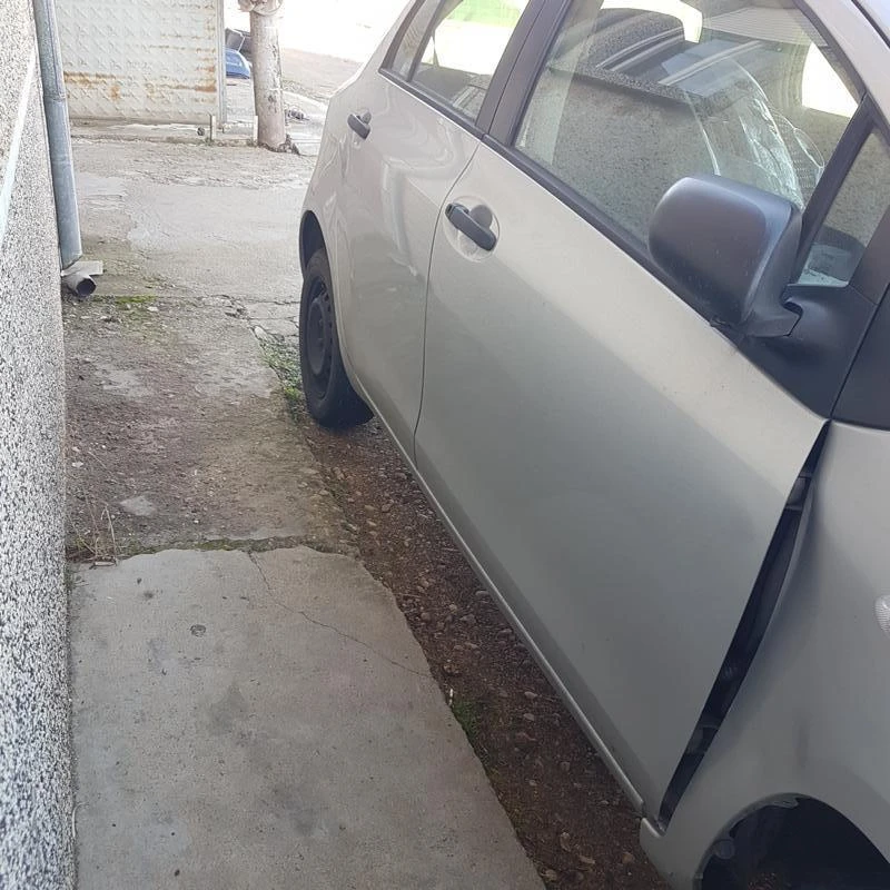 Toyota Yaris 1.0VVTI, снимка 2 - Автомобили и джипове - 33352615