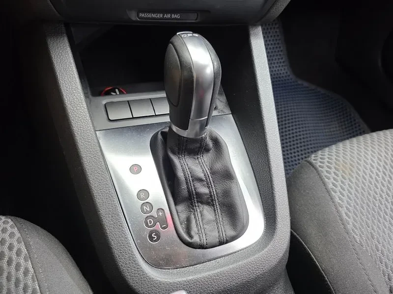 VW Jetta 1.6 Tdi Bluemotion, снимка 9 - Автомобили и джипове - 55748461