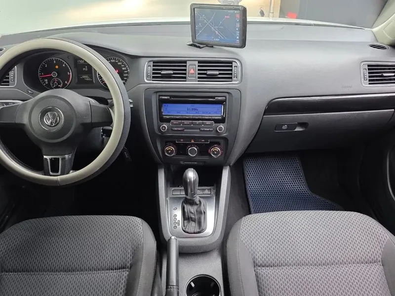 VW Jetta 1.6 Tdi Bluemotion, снимка 7 - Автомобили и джипове - 55748461