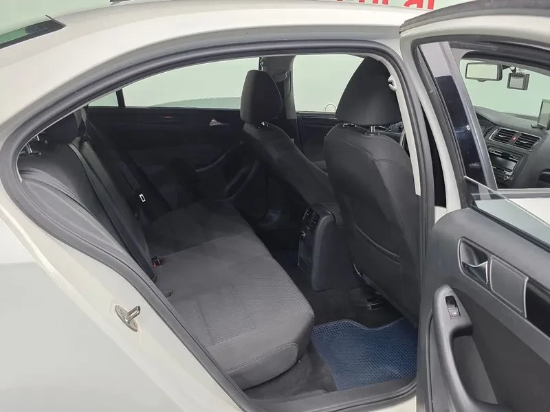VW Jetta 1.6 Tdi Bluemotion, снимка 12 - Автомобили и джипове - 55748461