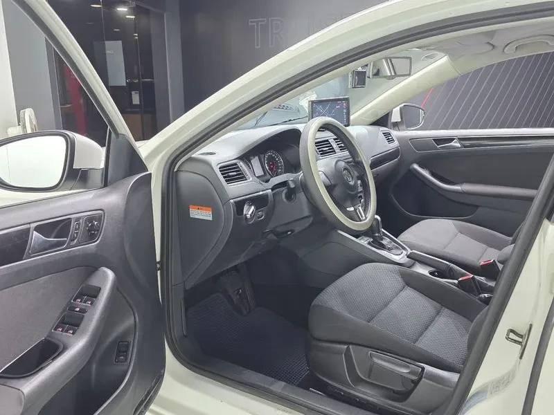 VW Jetta 1.6 Tdi Bluemotion, снимка 10 - Автомобили и джипове - 55748461