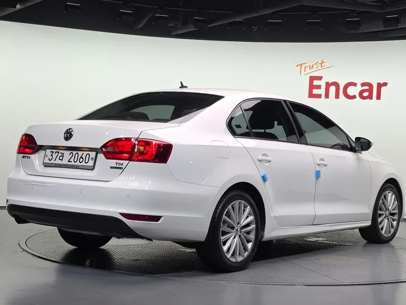 VW Jetta 1.6 Tdi Bluemotion, снимка 2 - Автомобили и джипове - 55748461