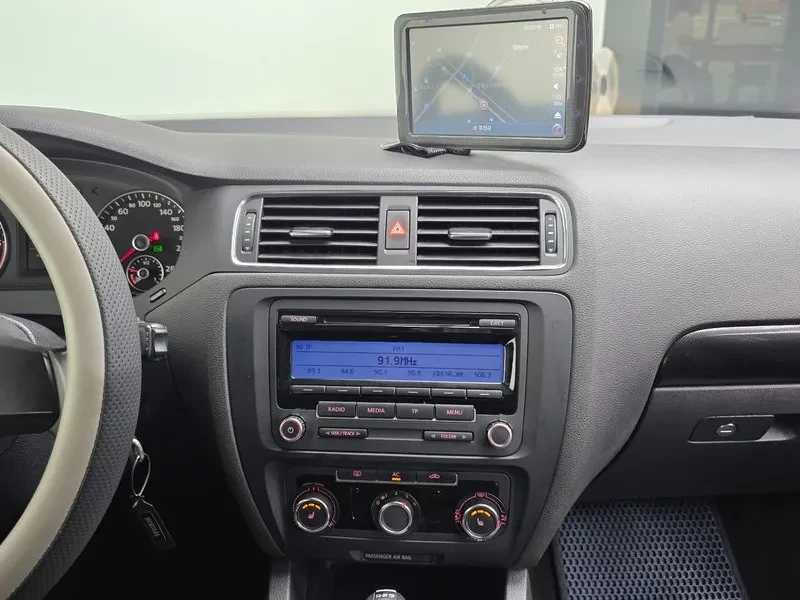 VW Jetta 1.6 Tdi Bluemotion, снимка 14 - Автомобили и джипове - 55748461