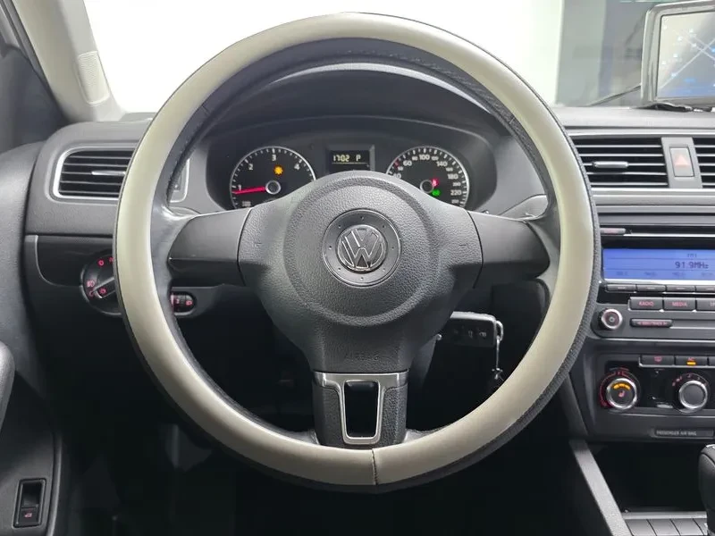 VW Jetta 1.6 Tdi Bluemotion, снимка 13 - Автомобили и джипове - 55748461