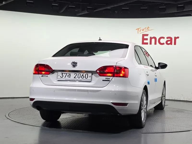 VW Jetta 1.6 Tdi Bluemotion, снимка 4 - Автомобили и джипове - 55748461