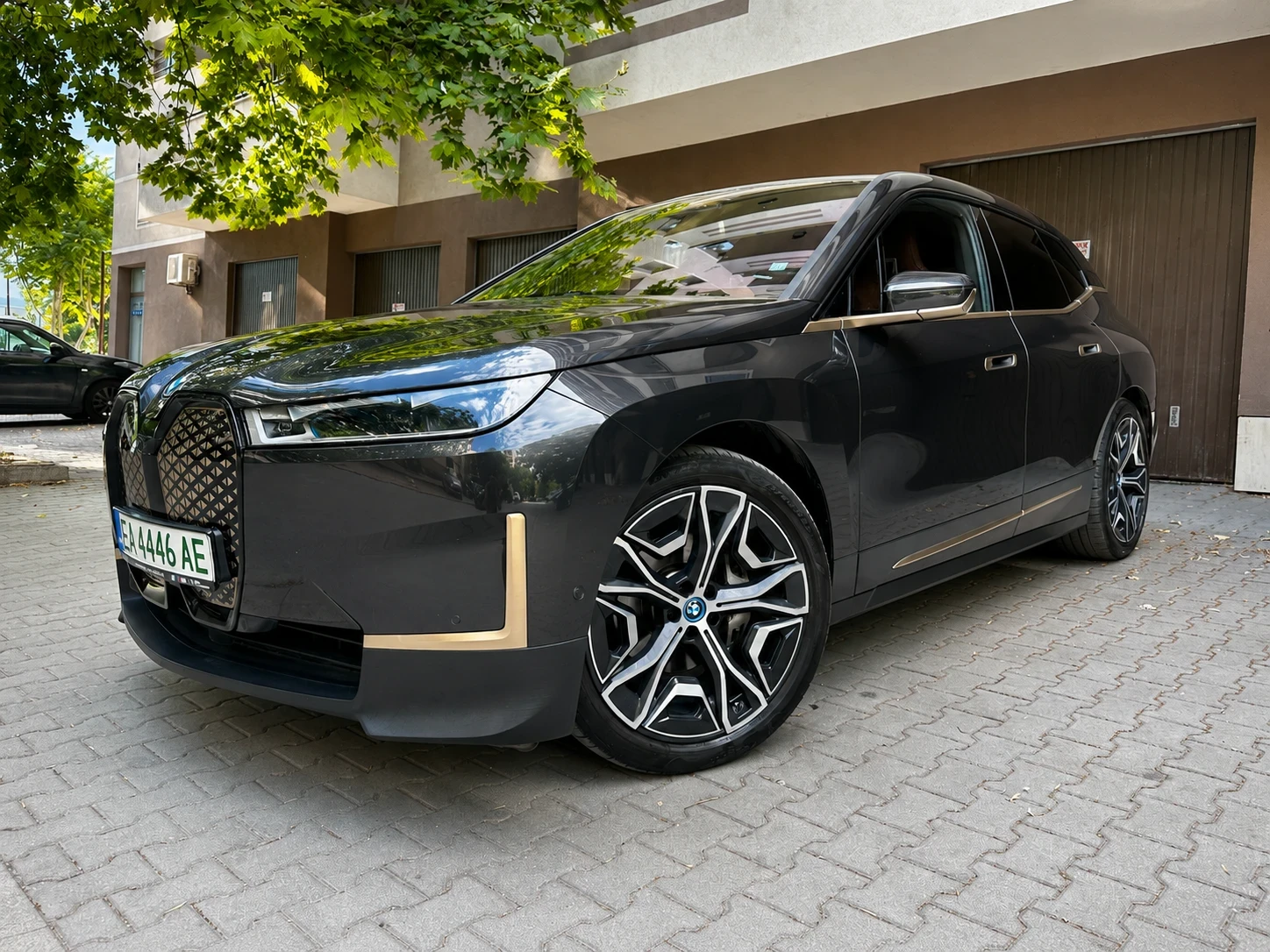 BMW iX xDrive40, 22 , Laser, HKardon, Sky Lounge, 4-zone, снимка 2 - Автомобили и джипове - 55270296