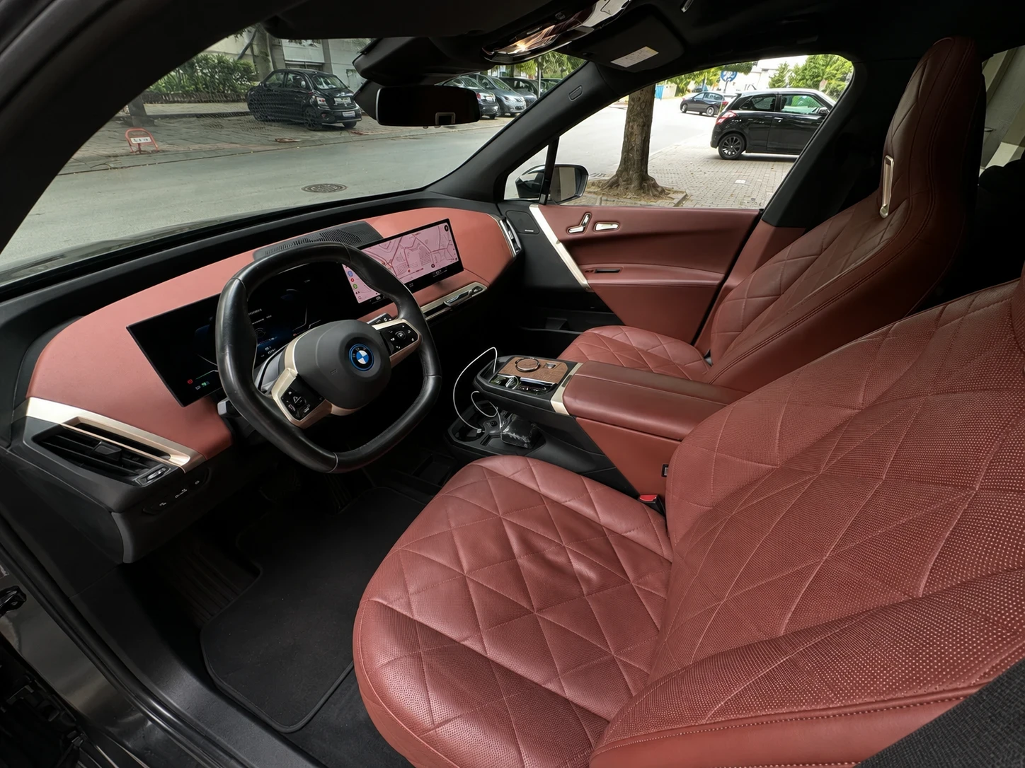 BMW iX xDrive40, 22 , Laser, HKardon, Sky Lounge, 4-zone, снимка 10 - Автомобили и джипове - 55270296