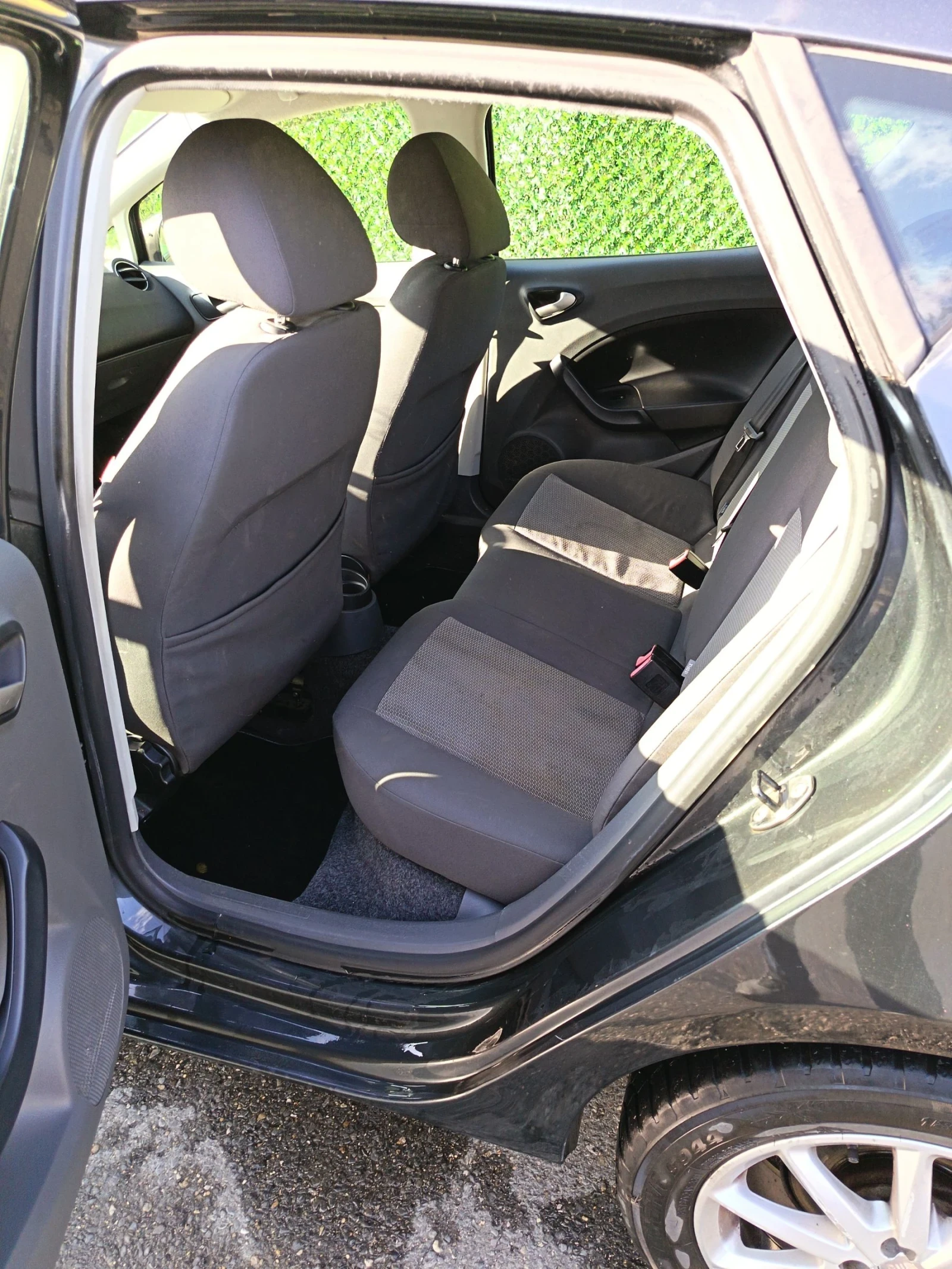 Seat Ibiza 1.6TDI, снимка 8 - Автомобили и джипове - 54229902