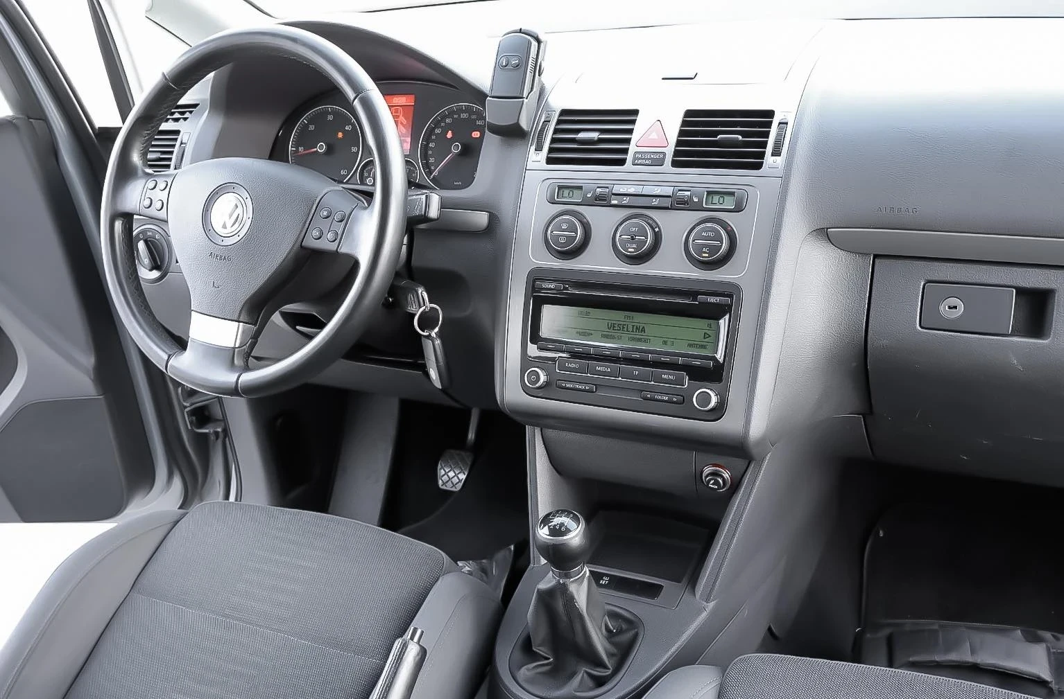 VW Touran 1.9 TDI Highline, снимка 10 - Автомобили и джипове - 54346800