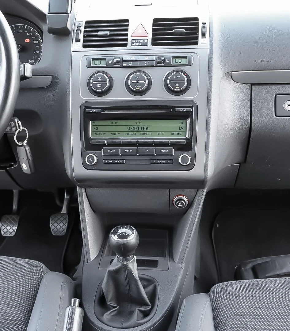 VW Touran 1.9 TDI Highline, снимка 14 - Автомобили и джипове - 54346800