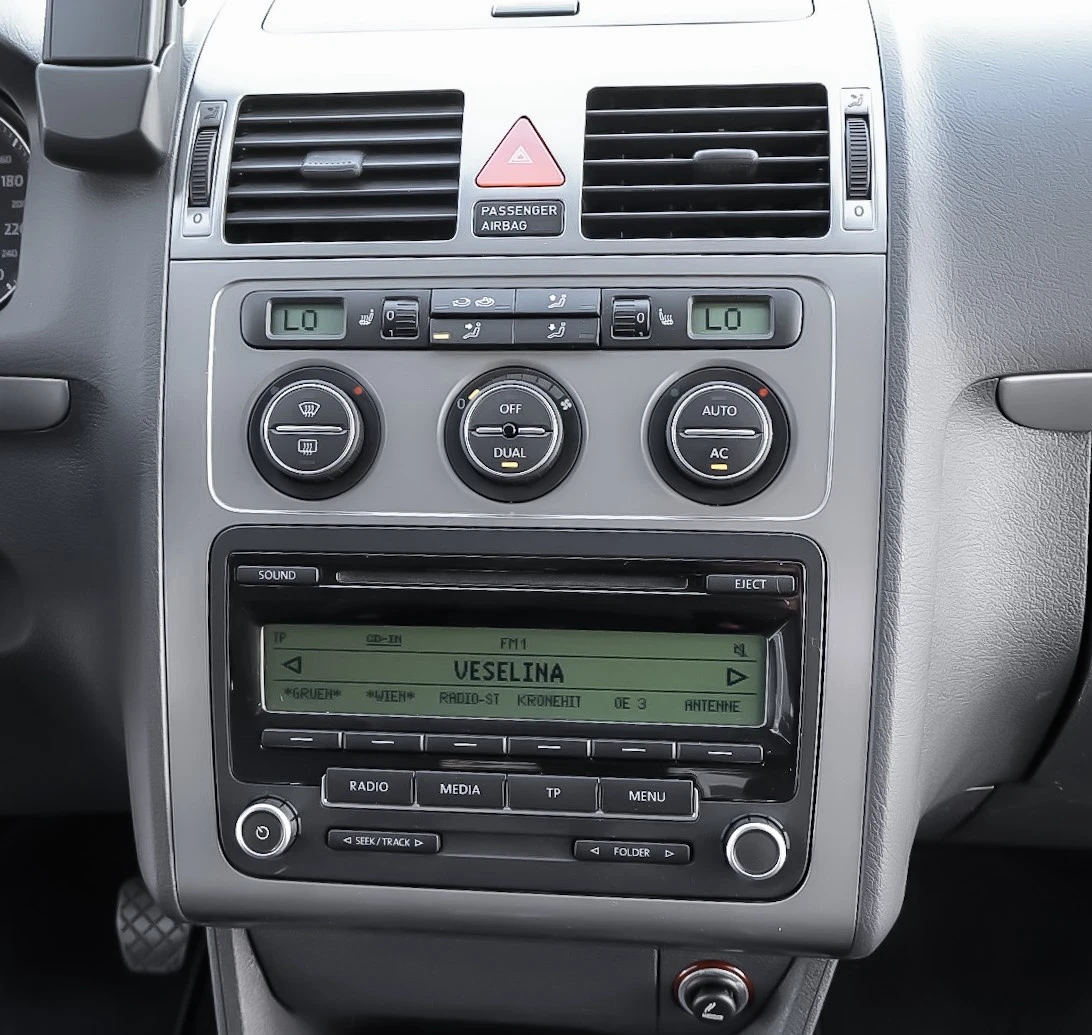 VW Touran 1.9 TDI Highline, снимка 13 - Автомобили и джипове - 54346800