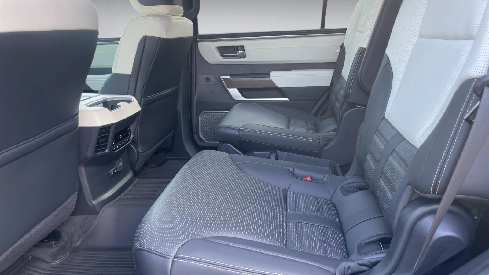 Toyota Sequoia Месечна вноска от 2577 лв. - изображение 8