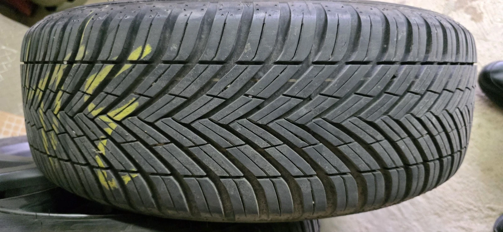 Гуми Всесезонни 215/55R18, снимка 2 - Гуми и джанти - 54549654