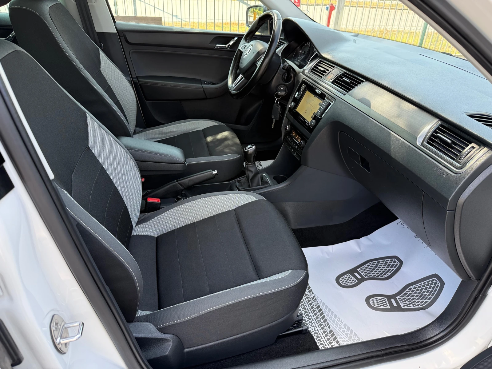 Skoda Rapid 1.6 NAVI LED - изображение 9