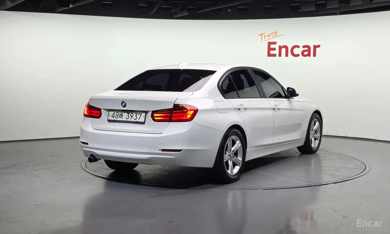 BMW 320 d Sport| PANO| ПАМЕТ| АМБИЕНТ| 2 КЛЮЧА, снимка 2 - Автомобили и джипове - 56105333