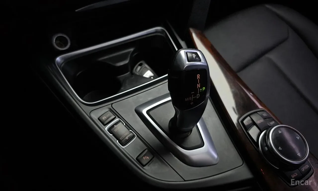 BMW 320 d Sport| PANO| ПАМЕТ| АМБИЕНТ| 2 КЛЮЧА, снимка 9 - Автомобили и джипове - 56105333
