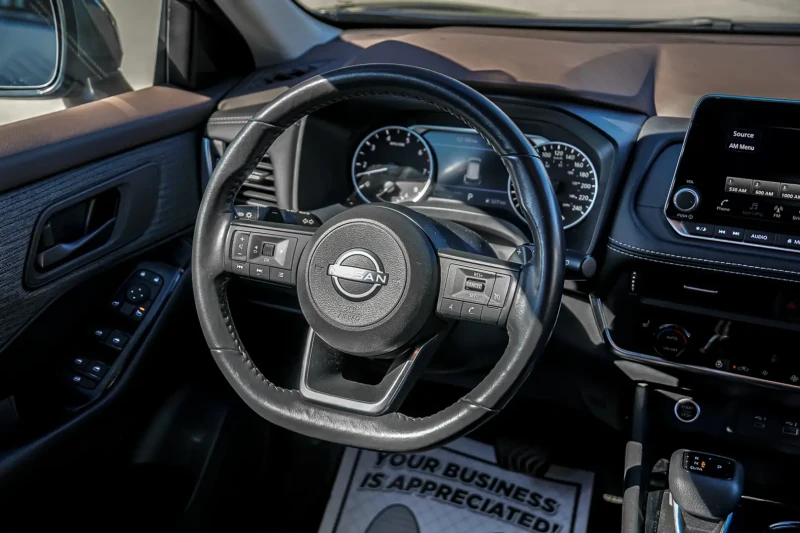 Nissan Rogue S AWD | ONE OWNER | CLEAN CARFAX | BSM | HEATED SE, снимка 10 - Автомобили и джипове - 52507339