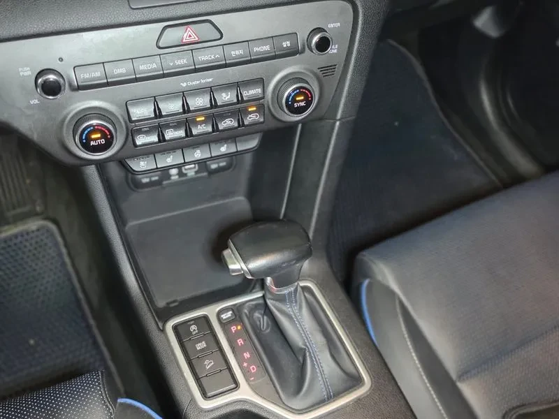 Kia Sportage Diesel 1.7 2Wd Noblesse, снимка 9 - Автомобили и джипове - 56159243