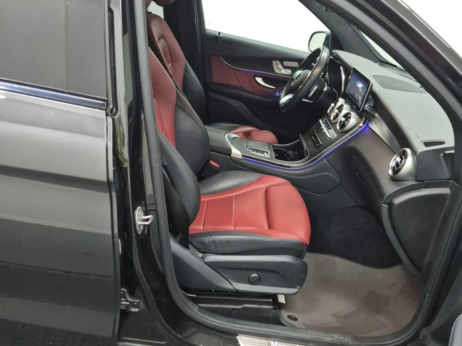 Mercedes-Benz GLC 300 AMG* 4Matic* Панорама* Digital Cockpit, снимка 8 - Автомобили и джипове - 55287117