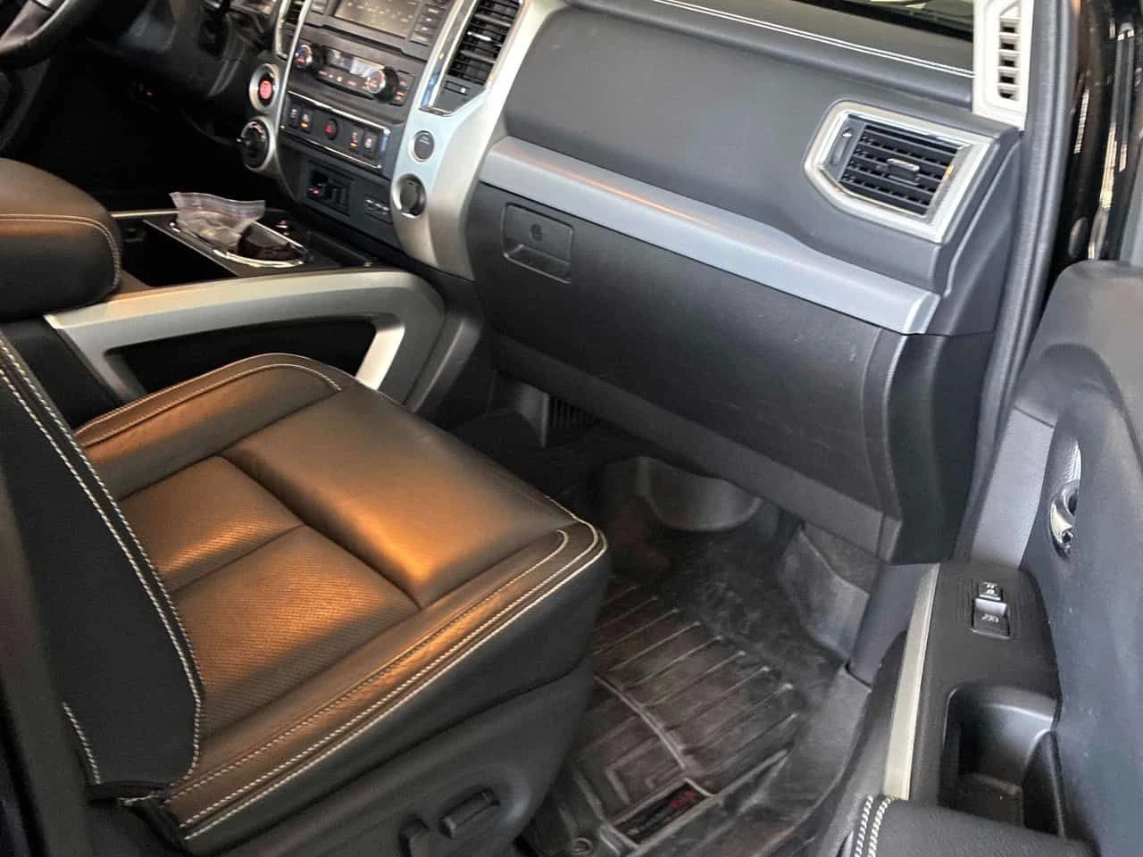 Nissan Titan crew cab * 4x4 * CARFAX * БЕЗ ПЪРВОНАЧАЛНА ВНОСКА, снимка 15 - Автомобили и джипове - 55463129