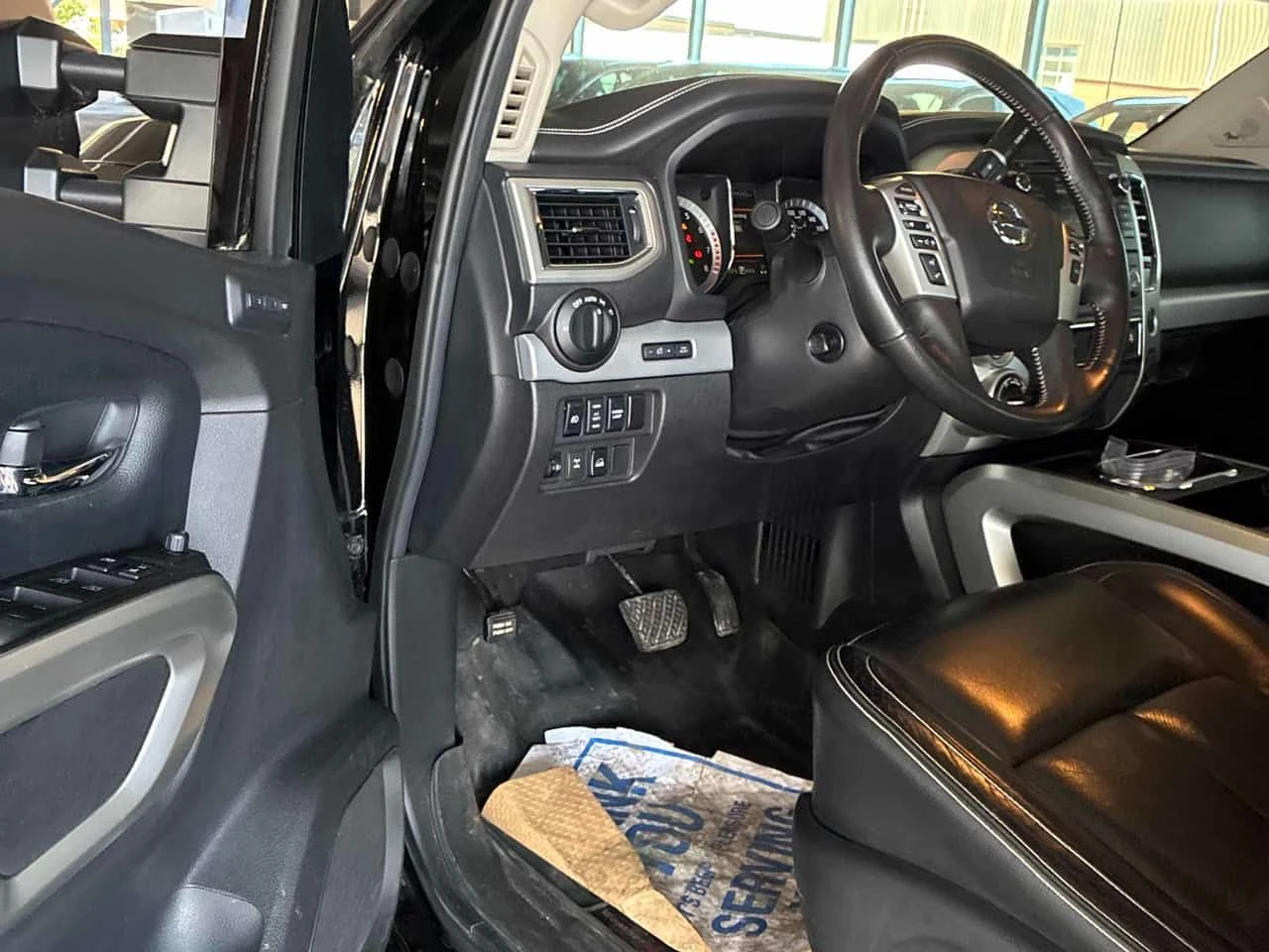 Nissan Titan crew cab * 4x4 * CARFAX * БЕЗ ПЪРВОНАЧАЛНА ВНОСКА, снимка 5 - Автомобили и джипове - 55463129