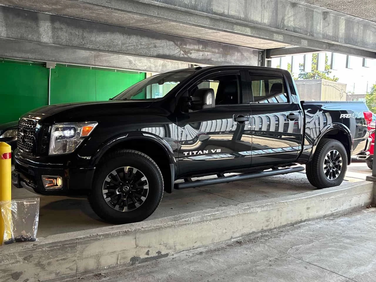 Nissan Titan crew cab * 4x4 * CARFAX * БЕЗ ПЪРВОНАЧАЛНА ВНОСКА, снимка 2 - Автомобили и джипове - 55463129