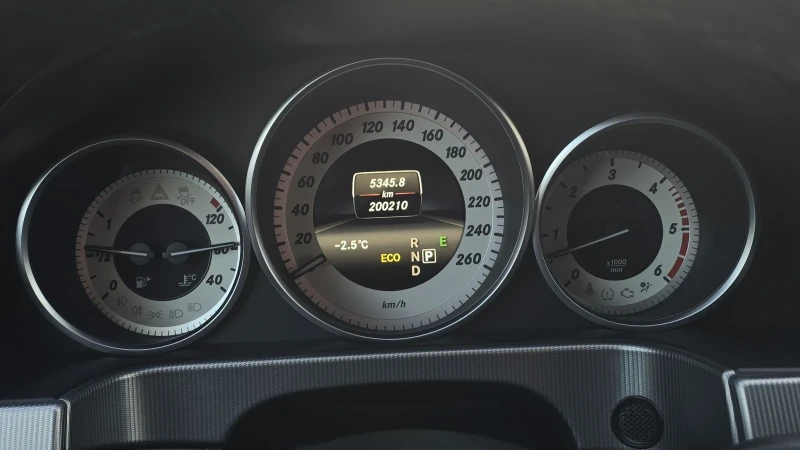 Mercedes-Benz E 350 9G-TRONIC, Обслужен, снимка 15 - Автомобили и джипове - 53095191