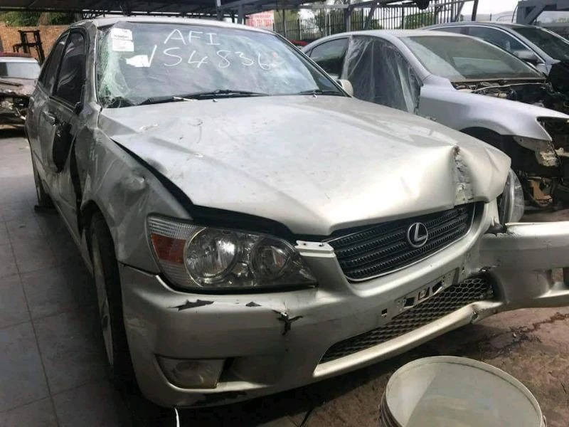 Lexus IS 200, снимка 2 - Автомобили и джипове - 46270698