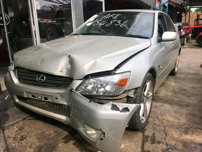 Lexus IS 200, снимка 1 - Автомобили и джипове - 46270698