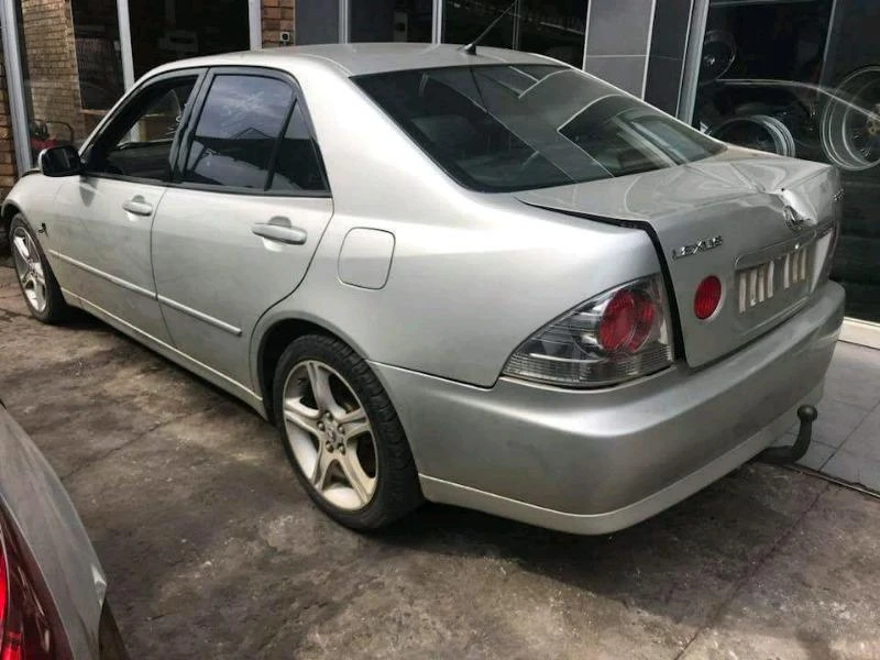 Lexus IS 200, снимка 3 - Автомобили и джипове - 46270698