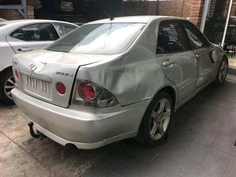 Lexus IS 200, снимка 4 - Автомобили и джипове - 46270698