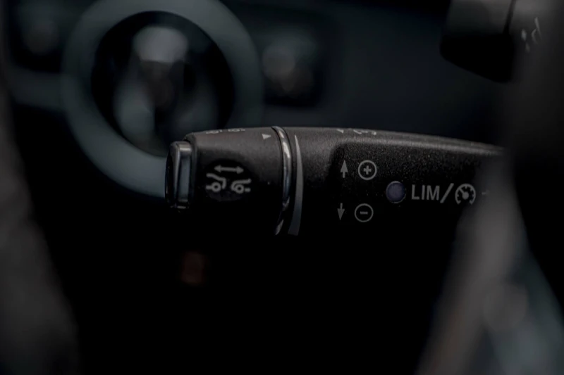 Mercedes-Benz ML 63 AMG 4Matic/Blind Assist/Lane Assist/Ambient/Камера 360, снимка 13 - Автомобили и джипове - 53191011