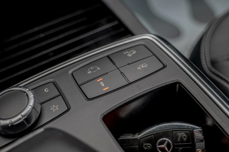 Mercedes-Benz ML 63 AMG 4Matic/Blind Assist/Lane Assist/Ambient/Камера 360, снимка 11 - Автомобили и джипове - 53191011