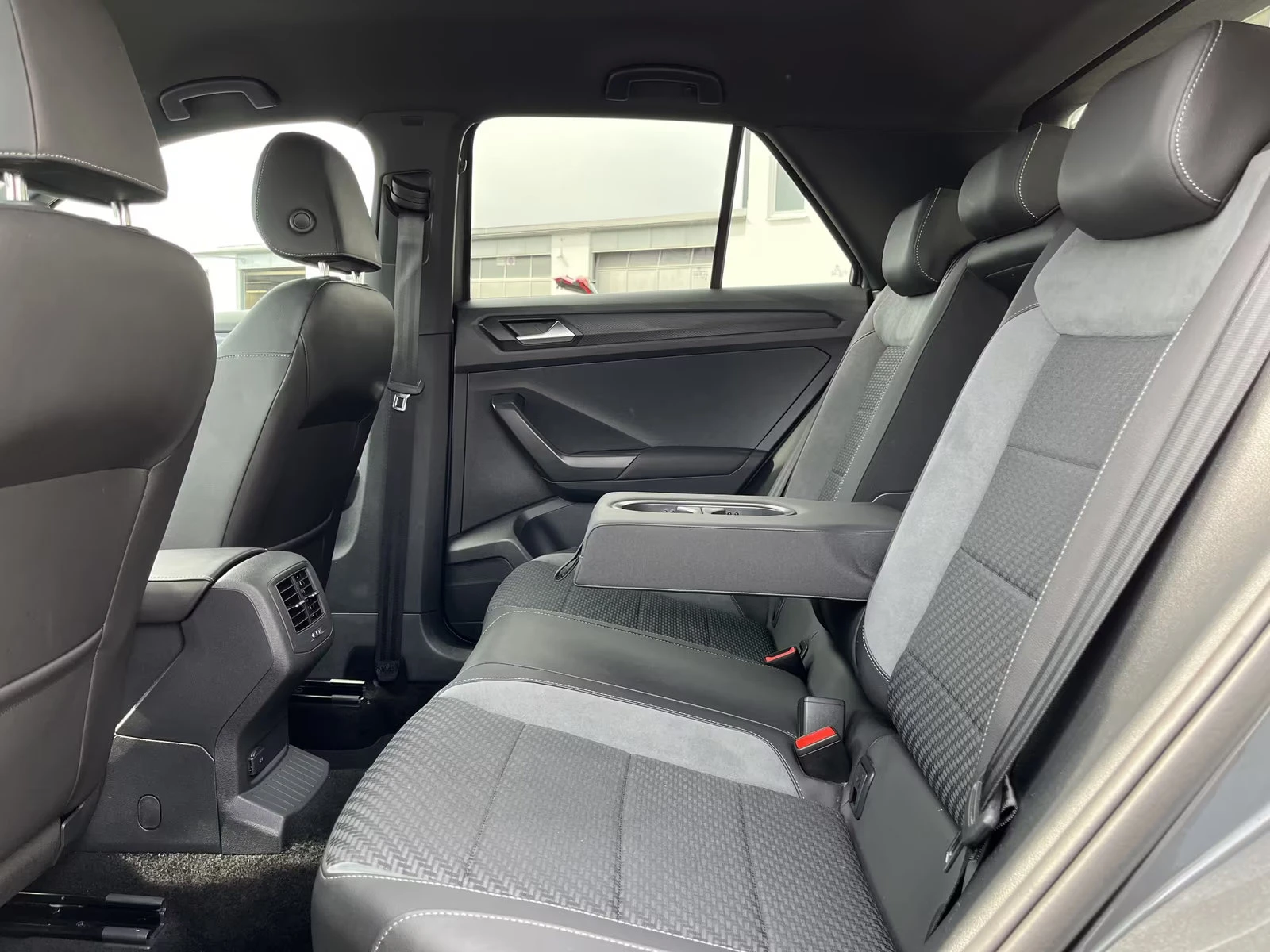 VW T-Roc 2.0TDI/190HP/R-LINE/4MOTION/DSG/AHK/ACC/CPLAY/729g | Mobile.bg � ����������� 15