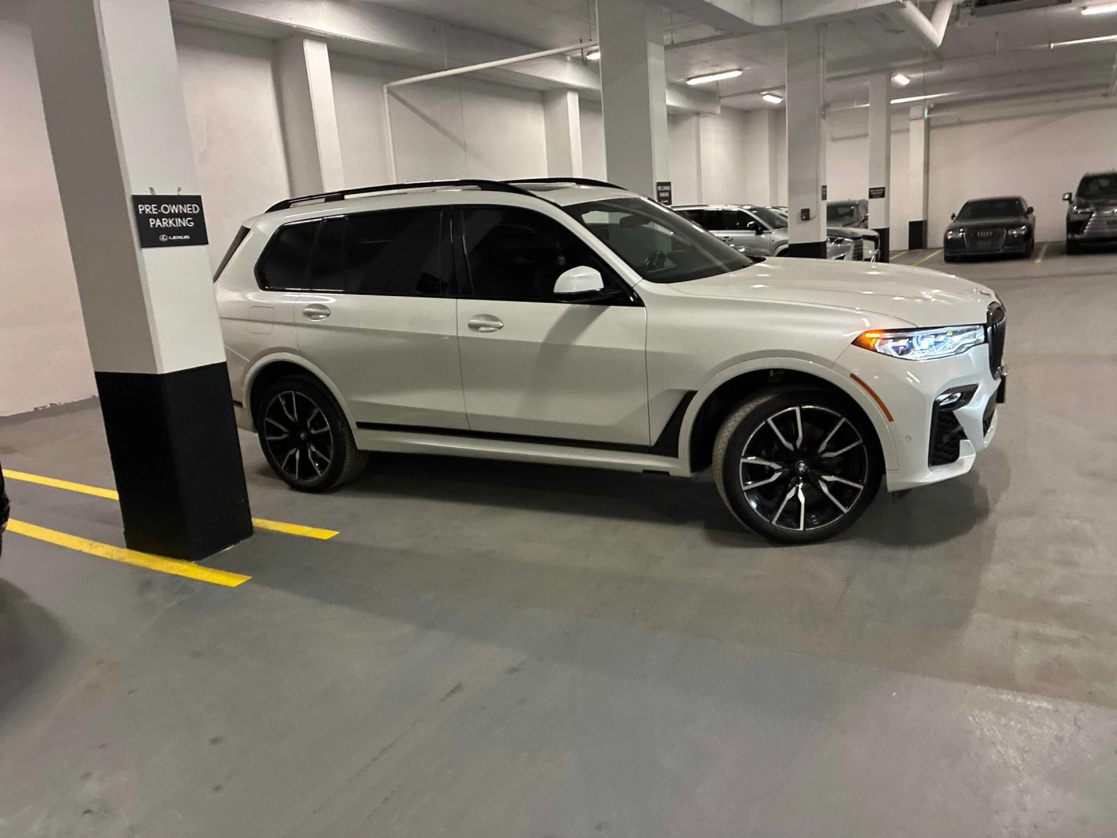 BMW X7 ДИСТРОНИК * SWAROVSKI * ОБДУХВАНЕ * 360 КАМ * , снимка 3 - Автомобили и джипове - 54529089