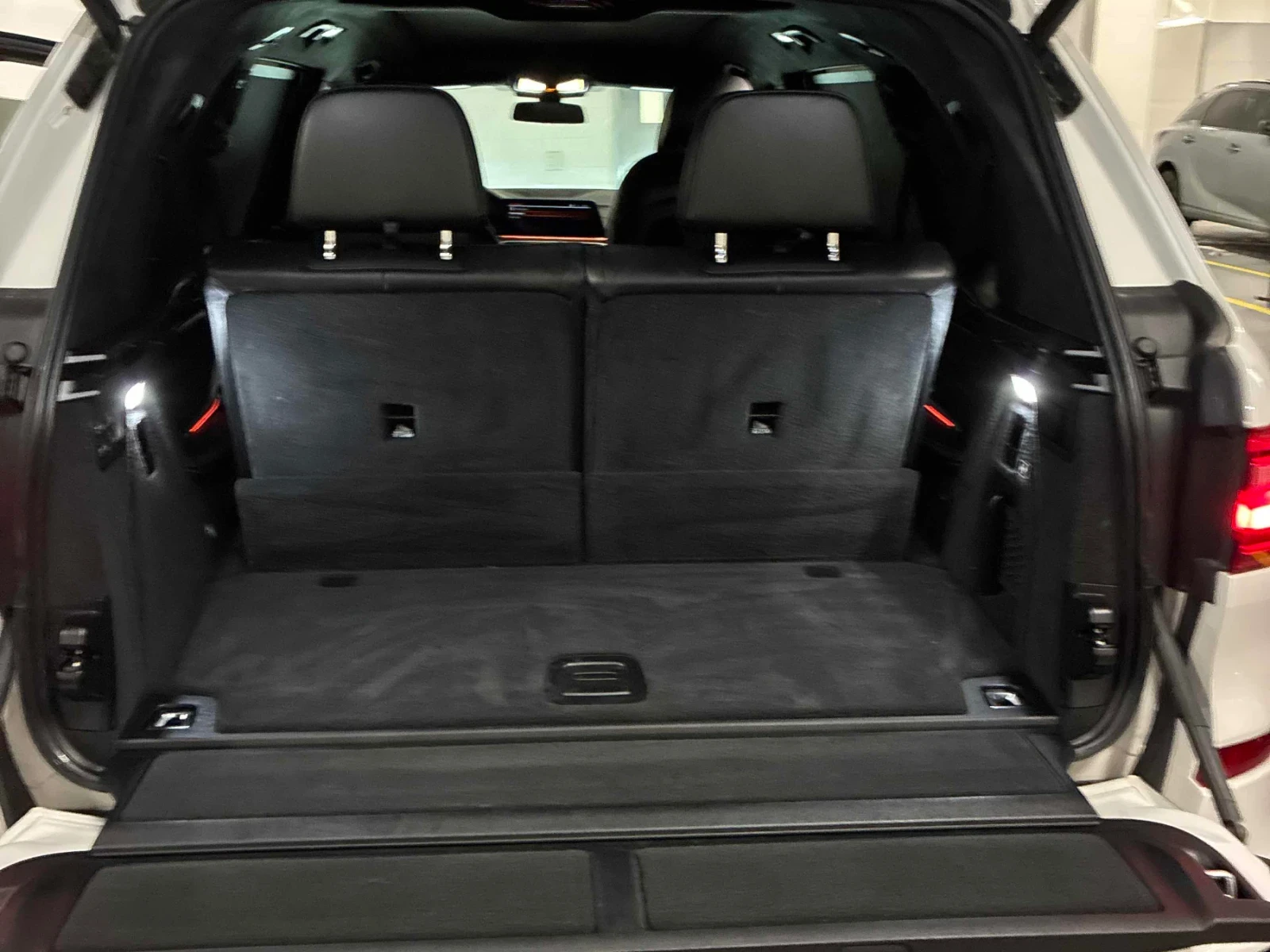 BMW X7 ДИСТРОНИК * SWAROVSKI * ОБДУХВАНЕ * 360 КАМ * , снимка 8 - Автомобили и джипове - 54529089