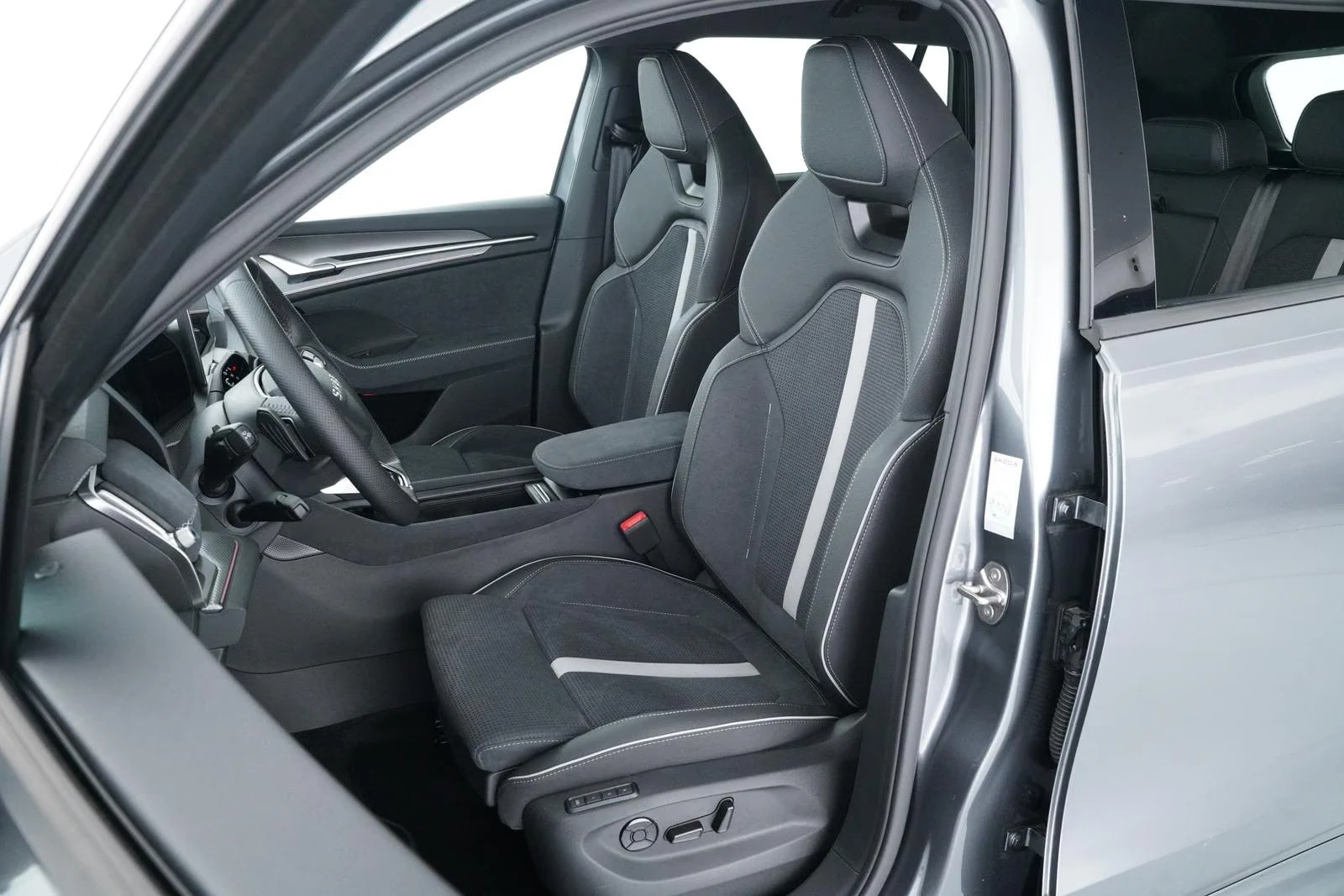 Skoda Kodiaq iV/SPORTLINE/204HP/4X4/DSG/CAM/MEMO/CPLAY/674q, снимка 6 - Автомобили и джипове - 56005251