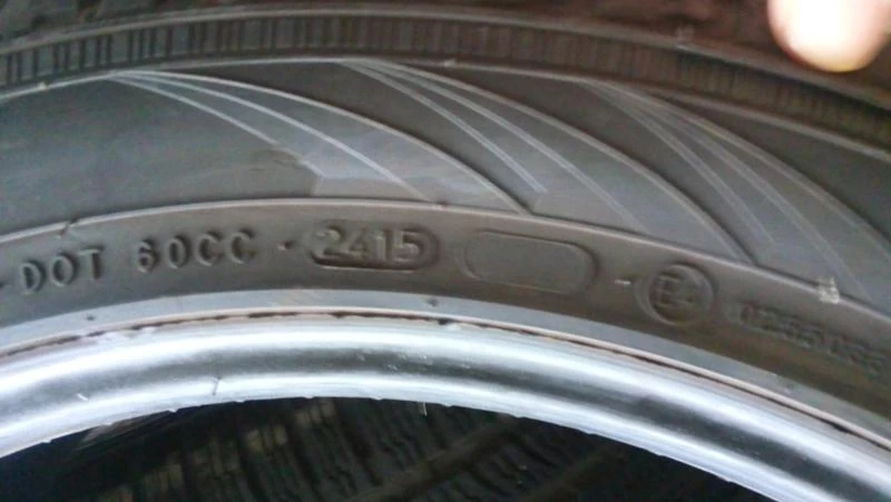 Гуми Зимни 245/45R18, снимка 8 - Гуми и джанти - 27654352