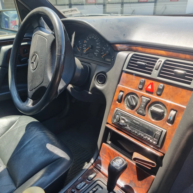 Mercedes-Benz E 230, снимка 9 - Автомобили и джипове - 47088204