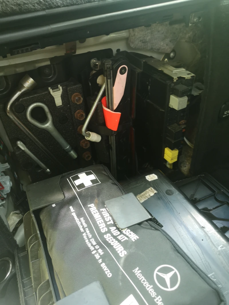 Mercedes-Benz C 220 T-mod, снимка 15 - Автомобили и джипове - 52431644