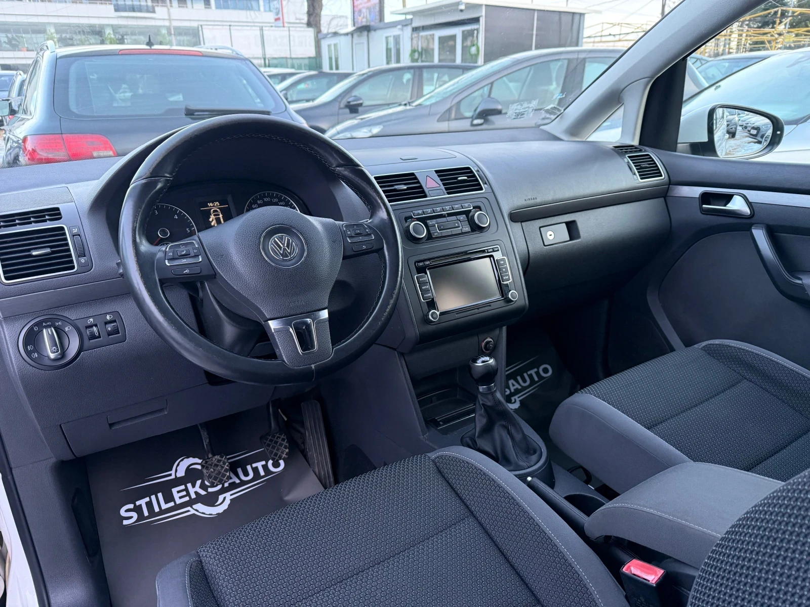 VW Touran Дизел -7 места - изображение 6