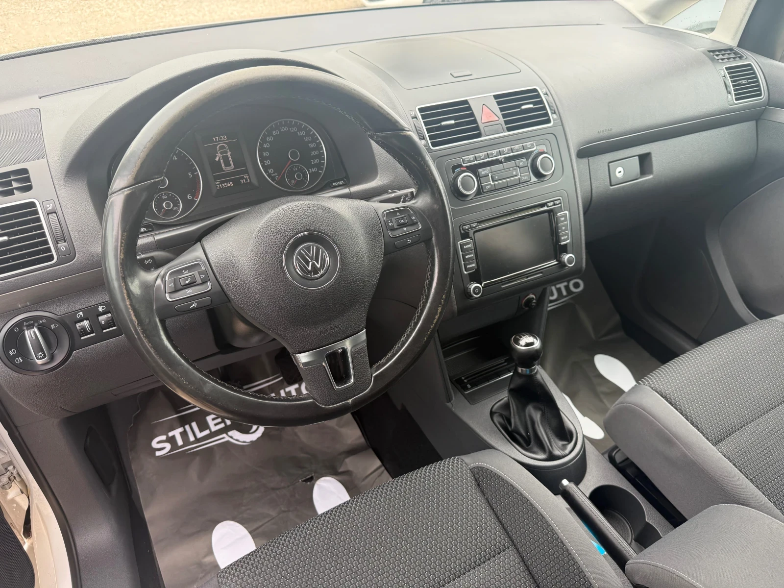 VW Touran Дизел -7 места, снимка 7 - Автомобили и джипове - 53610213