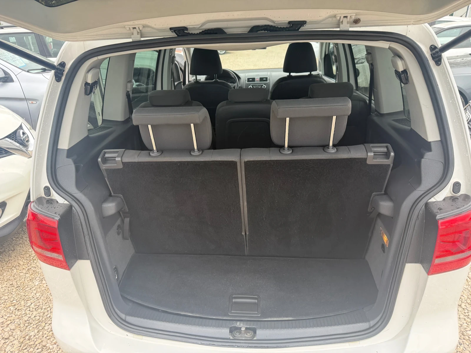 VW Touran Дизел -7 места, снимка 11 - Автомобили и джипове - 53610213