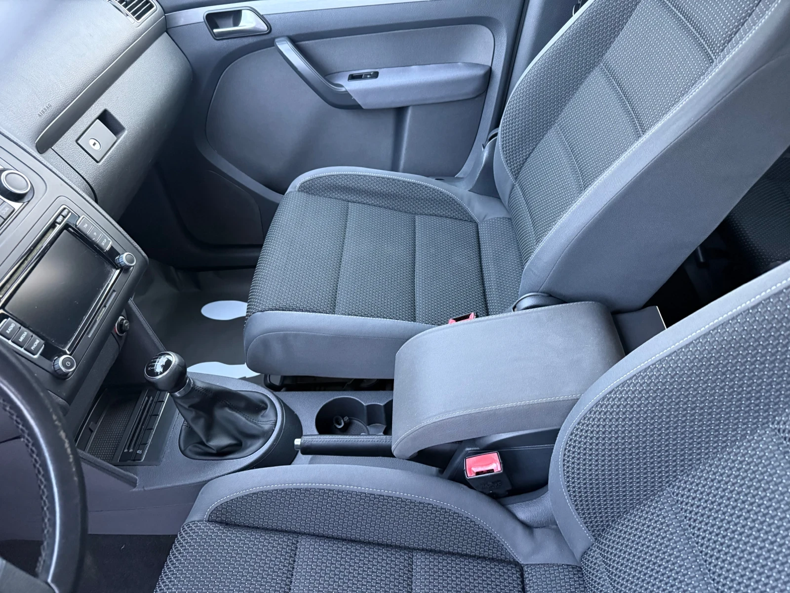 VW Touran Дизел -7 места - изображение 10