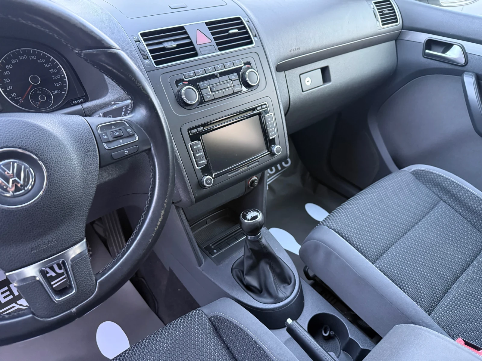 VW Touran Дизел -7 места - изображение 9