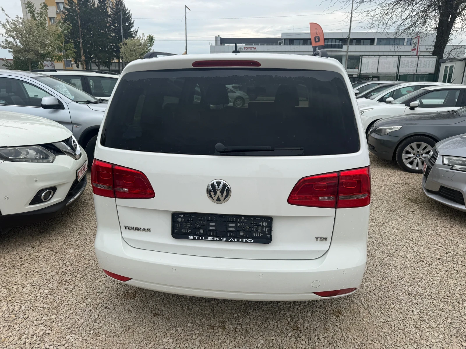 VW Touran Дизел -7 места, снимка 4 - Автомобили и джипове - 53610213