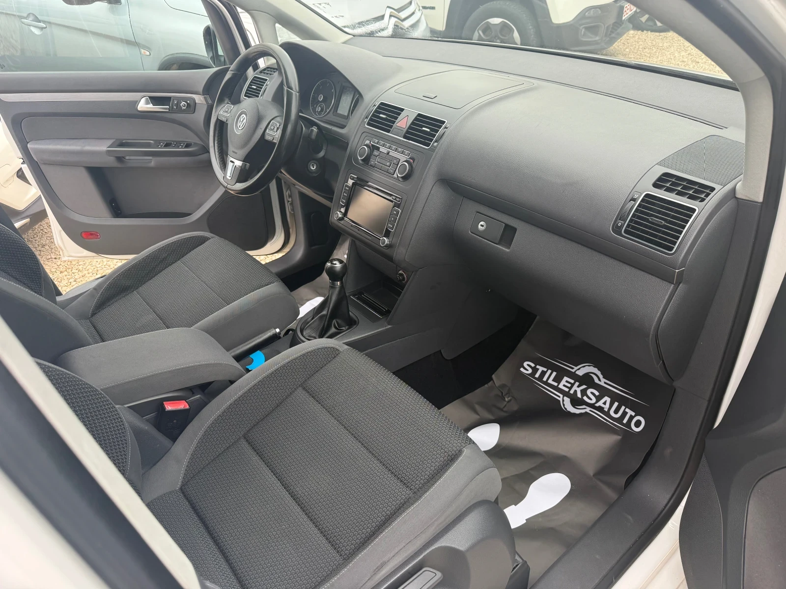 VW Touran Дизел -7 места, снимка 9 - Автомобили и джипове - 53610213