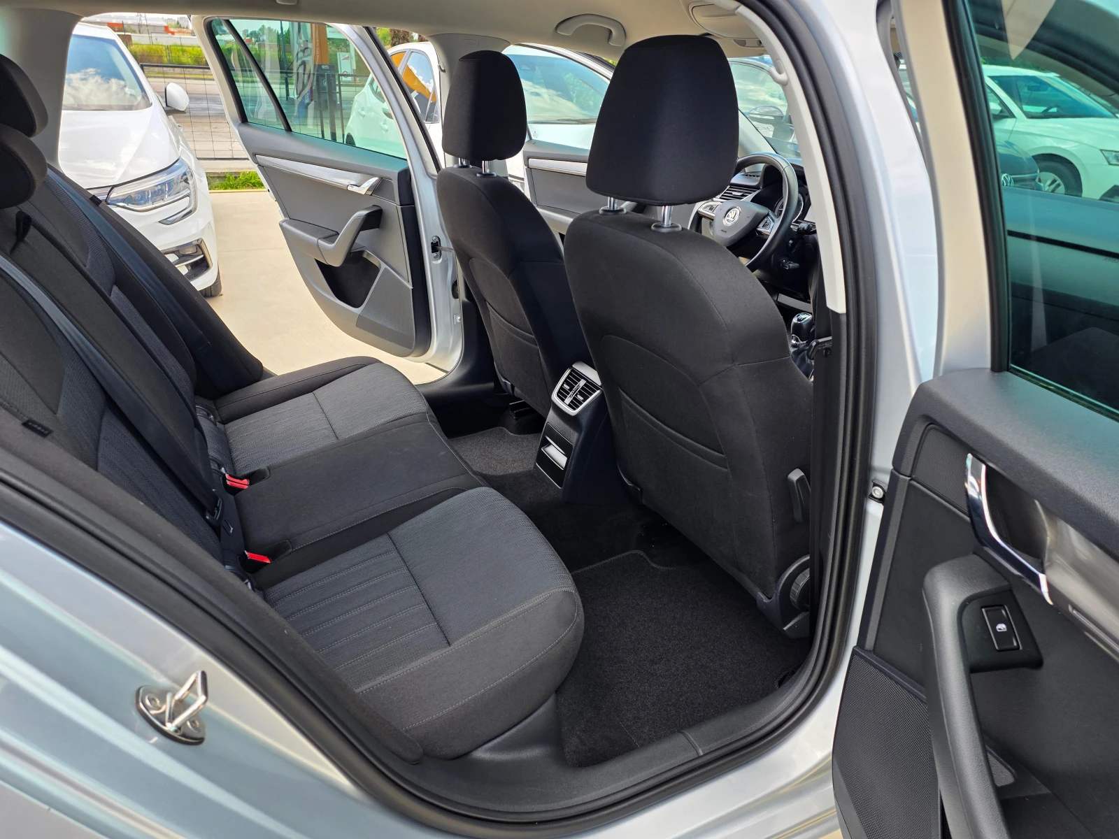 Skoda Octavia 2.0 TDI М/Т-150кс, снимка 10 - Автомобили и джипове - 55221093