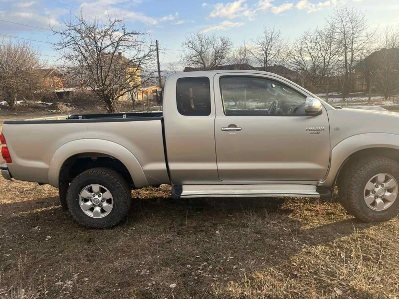 Toyota Hilux 2.5, снимка 2 - Автомобили и джипове - 48592920